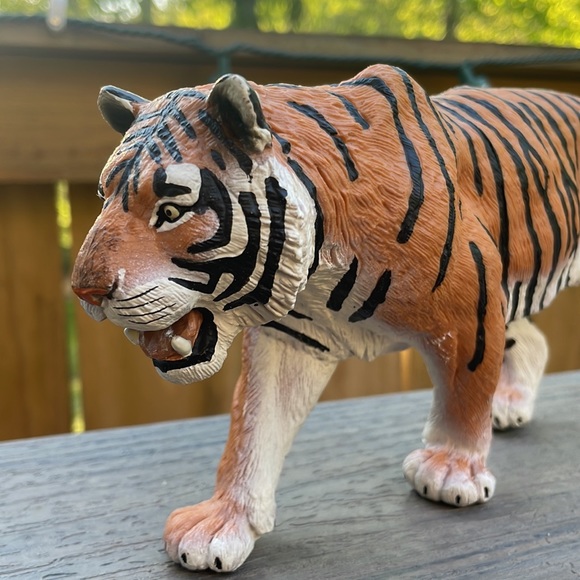 Realistic Tiger Action Figure - Picture 7 of 8